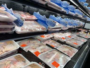 Hephzibah, Ga USA - 06 06 06 22: KJs IGA Market Soğuk çiğ tavuk tabağı yan görünümü