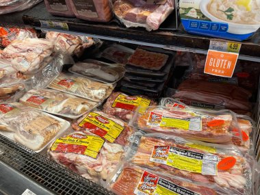 Hephzibah, Ga USA - 06 06 06 22: KJs IGA Bakkal Perakende satış mağazası domuz ürünleri ve etiketleri
