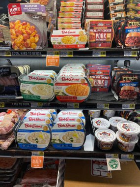 Hephzibah, Ga USA - 06 06 06 06 22: KJs IGA Bakkal Perakende Mağazası Çeşitli soğuk ve hızlı yemek çözümleri bölümü