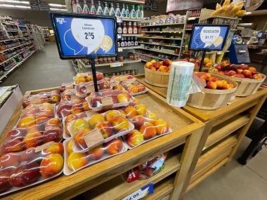 Hephzibah, Ga USA - 06 06 06 22: KJs IGA Market Perakende Şeftali Mağazası