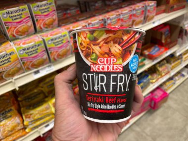 Grovetown, Ga USA - 06 07 22: Perakende satış mağazası Ramen noodle, kızarmış el ele tutuşma