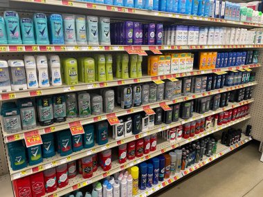 Hephzibah, Ga USA - 06 16-22: KJs IGA perakende bakkal deodorantları ve fiyatların yan görünümü