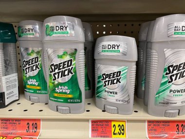 Hephzibah, Ga USA - 06 16-22: KJs IGA perakende bakkal deodorantları ve fiyatları küçük hız çubuğu