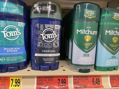 Hephzibah, Ga USA - 06 16-22: KJs IGA perakende bakkal deodorantları ve fiyatları Toms Mitchum