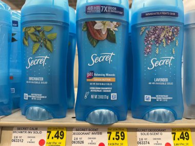 Hephzibah, Ga USA - 06 16-22: KJs IGA perakende bakkal deodorantları ve fiyatları Gizli