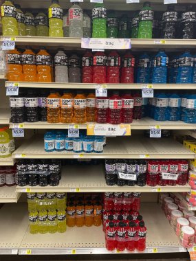 Hephzibah, Ga USA - 06 16-22: KJs IGA perakende satış mağazası fiyatları spor içecekleri Powerade