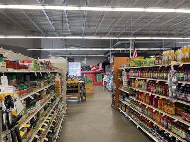 Hephzibah, Ga USA - 06 16-22: KJs IGA perakende market fiyatları içki reyonuna bakıyor