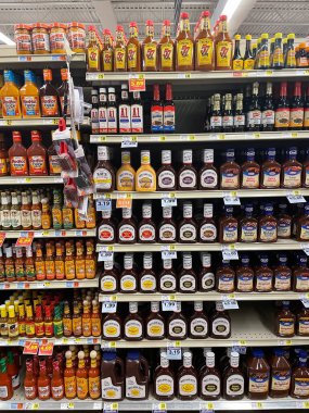 Hephzibah, Ga USA - 06 16-22: KJs IGA perakende market baharatları barbekü sosu fiyatları