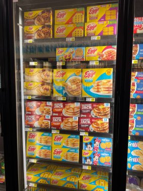 Hephzibah, Ga USA - 06 16-22: KJs IGA perakende satış mağazası dondurulmuş gıda fiyatları kahvaltı