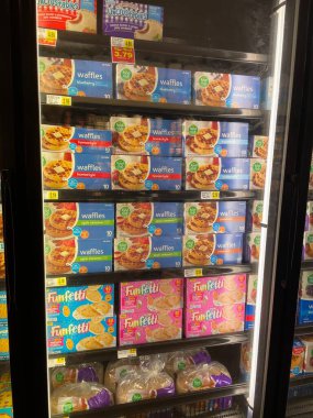 Hephzibah, Ga USA - 06 16-22: KJs IGA perakende satış mağazası dondurulmuş gıda fiyatları