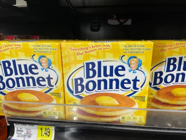 Hephzibah, Ga USA - 06 16-22: KJs IGA perakende satış mağazası tereyağı fiyatları Mavi Bonnet paketleri