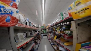 Augusta, Ga USA - 06: 14: 22: Aile Doları perakende mağazası Dağınık vitrinler ve kutular