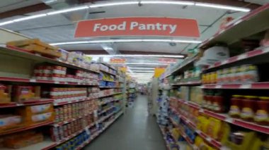 Augusta, Ga USA - 06: 14: 22: Aile Doları perakende mağazası eşyası alınıyor