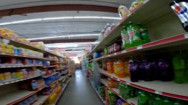 Augusta, Ga USA - 06: 14: 22: Aile Doları perakende mağazası pov dağınıklık ve yerde eşyalar