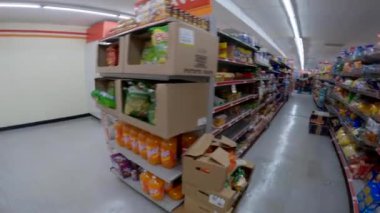 Augusta, Ga USA - 06: 14: 22: Aile Doları perakende mağazası POV Yürüyen Süt Ürünleri ve insanlar