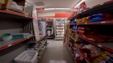 Augusta, Ga USA - 06: 14: 22: Aile Doları perakende mağazası POV yürüyüş köpek maması koridoru ve arka bölüm