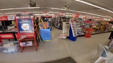 Augusta, Ga USA - 06: 14: 22: Aile Doları perakende mağazası POV mağazaya giriyor