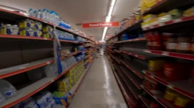 Augusta, Ga USA - 06: 14: 22: Aile Doları perakende mağazası boş içecek bölümü