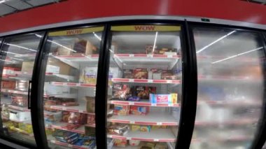 Augusta, Ga USA - 06: 14 22: Aile Doları perakende satış mağazası dondurulmuş gıda bölgesi