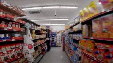 Augusta, Ga USA - 06: 14: 22: Aile Doları perakende mağazası Tüm kutular raflarda