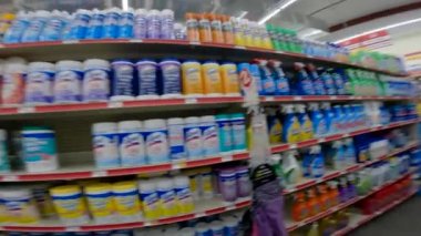 Augusta, Ga USA - 06: 14: 22: Aile Doları perakende mağazası Merdiveni ve temizlik malzemeleri ve fiyatları