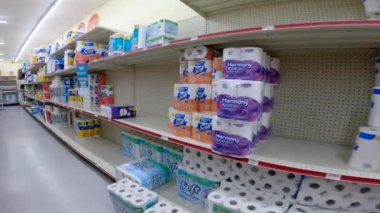 Augusta, Ga USA - 06: 14: 22: Aile Doları perakende mağazası pov boş noktalarda yürüyen tuvalet kağıdı