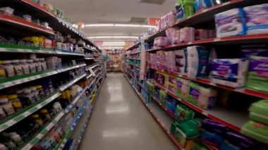 Augusta, Ga USA - 06: 14: 22: Aile Doları perakende mağazası POV yürüme tıbbı koridoru