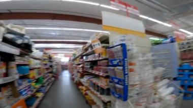 Augusta, Ga USA - 06: 14: 22: Aile Doları perakende mağazası Pov yürüyüş tavası içeceği koridoru ve köpek maması