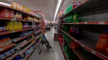 Augusta, Ga USA - 06: 14: 22: Aile Doları perakende mağazası POV yürüyen spor içeceği ve meyve suyu