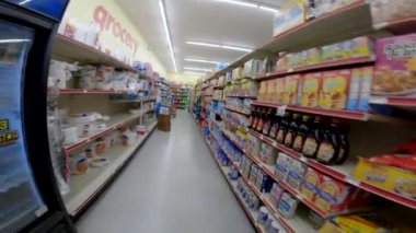 Augusta, Ga USA - 06: 14: 22: Aile Doları perakende satış mağazası Stil köpük tabaklar ve kahve