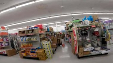 Augusta, Ga USA - 06: 12 22: Aile Doları perakende satış arabaları ve dağınıklık