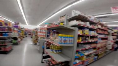 Augusta, Ga USA - 06: 12 22: Aile Doları perakende mağazası Mısır gevreği koridoru ve fiyatları