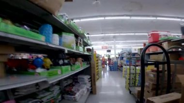 Augusta, Ga USA - 06: 12 22: Mağazanın ortasında Aile Doları perakende mağazası dağınıklığı