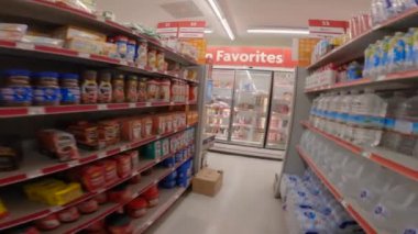 Augusta, Ga USA - 06: 12 22: Aile Doları perakende kahve bölümü ve fiyatlar