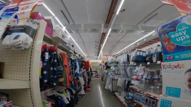 Augusta Usa Aile Doları Perakende Mağazası Yerdeki Giysi Bölümü Dağınık — Stok video