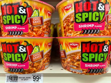 Grovetown, Ga USA - 06 07 22: Erişte dükkanı NIssan Hot ve baharatlı karides