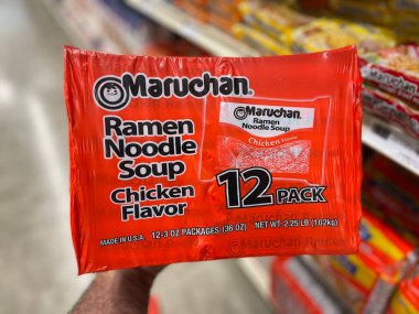 Grovetown, Ga USA - 06 07 22: Maruchan ramen eriştesi 12 paket tavuk