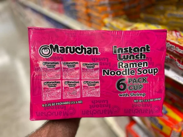 Grovetown, Ga USA - 06 07 22: Maruchan ramen eriştesi 6 paket karides
