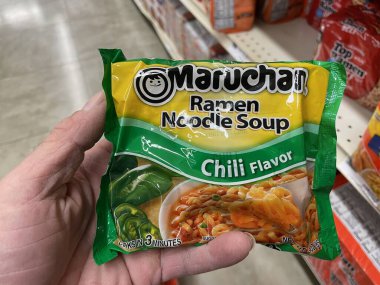 Grovetown, Ga USA - 06 07 22: Perakende satış mağazası Maruchan chili noodles pack