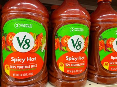 Grovetown, Ga USA - Satış mağazası V8 şişe suyu Spicy Hot