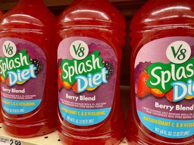 Grovetown, Ga USA - 06 10 22: Perakende mağazası V8 Splash dut karışımı