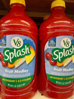 Grovetown, Ga USA - 06 10 22: Perakende mağazası V8 Splash meyve karışımı