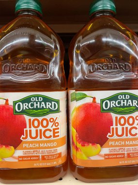 Grovetown, Ga USA - 06 10 22: Perakende mağazası Old Orchard meyve suyu mangosu