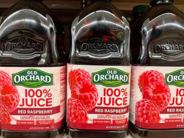 Grovetown, Ga USA - 06 10 22: Perakende mağazası Old Orchard suyu 100