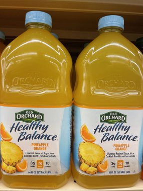 Grovetown, Ga USA - 06 10 22: Perakende mağazası Old Orchard meyve suyu ananas portakalı
