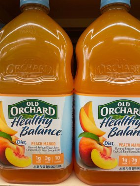 Grovetown, Ga USA - 06 10 22: Perakende mağazası Old Orchard Juice Pech Mango