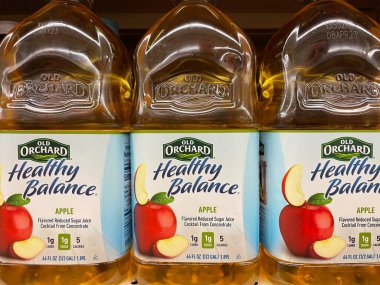 Grovetown, Ga USA - 06 10 22: Perakende mağazası Old Orchard elma suyu