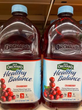 Grovetown, Ga USA - 06 10 22: Perakende mağazası Old Orchard meyve suyu