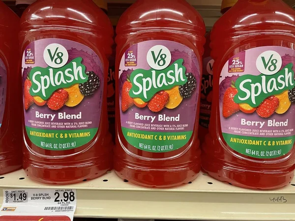 Grovetown, Ga USA - 06 10 22: Perakende mağazası V8 Splash dut karışımı ve fiyat etiketi