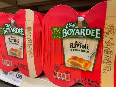 Grovetown, GA USA - 06 10 22: Perakende mağazası Şefi Boyaredee 4 paket ravioli